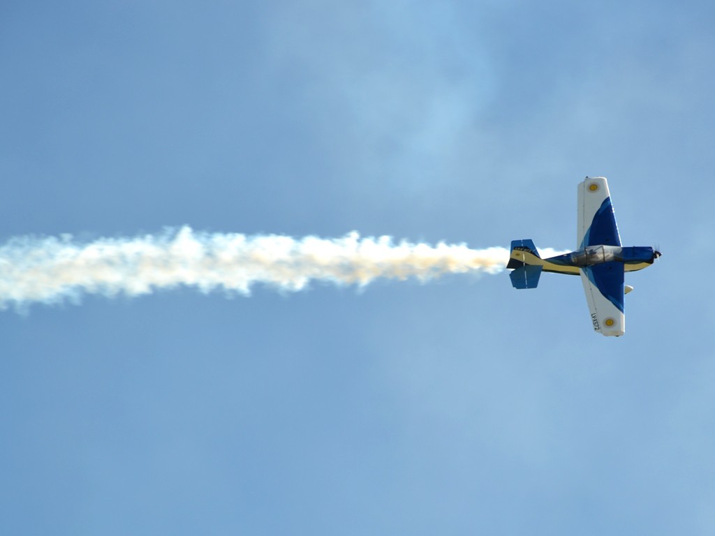 un Rans S-9 jugando en el aire